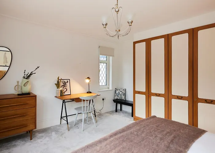 The Redbridge Sanctuary - Spacious 3Bdr House With Garden